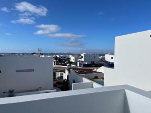uitzicht op de daken van witte gebouwen bij HOUSE WHITE BEACH in Playa Blanca