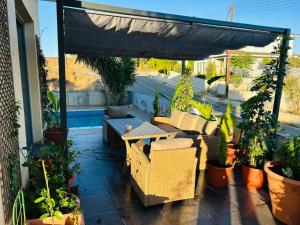 Yukarı Lakatamya的住宿－Impeccable 3-Bed Villa in Nicosia，天井配有桌椅和盆栽植物