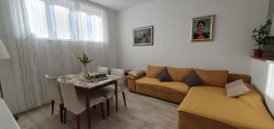 een woonkamer met een bank en een tafel bij Apartment Factory in Dubrovnik