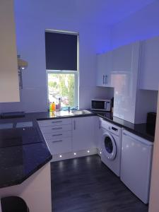 Virtuvė arba virtuvėlė apgyvendinimo įstaigoje Moden Stylish large Southsea Apartment with jacuzzi bath sleeps 6