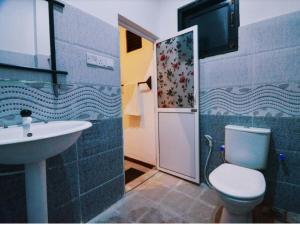 uma casa de banho com um WC e um lavatório em SUNSET Cabana em Galle