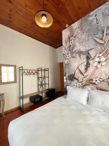 1 dormitorio con 1 cama grande y una pintura en la pared en DIMORA HOTEL, en Estambul