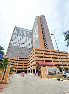 un grand bâtiment avec un parking en face de celui-ci dans l'établissement D'luna Homestay Terengganu SEA VIEW / DRAWBRIGE VIEW / NEAR HSNZ, KTCC, DRAWBRIGE, à Kuala Terengganu