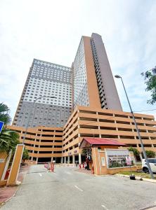 Un gran edificio con un estacionamiento enfrente. en D'luna Homestay Terengganu SEA VIEW / DRAWBRIGE VIEW / NEAR HSNZ, KTCC, DRAWBRIGE, en Kuala Terengganu