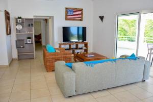 Кът за сядане в 3 Bedrooms Villa JELUCA Beautiful and spacious with swimming pool & sea View - ORIENT BAY