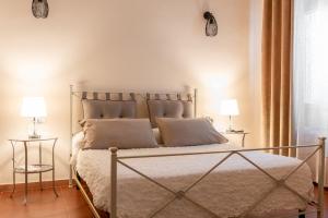 una camera da letto con un grande letto con due tavolini di Dante Experience Apartment a Firenze
