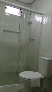 維列納的住宿－HOTEL VIZON II，一间带卫生间和玻璃淋浴间的浴室