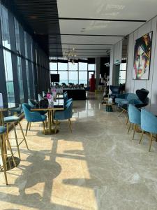 um átrio com cadeiras e mesas num edifício em KLCC Ritz Residence STAR em Kuala Lumpur