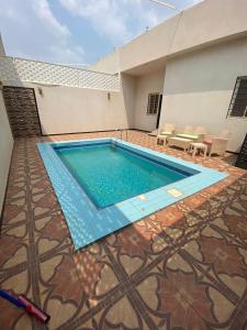 una piscina en medio de una casa en منتجع ركام للوحدات السكنية en Ad Darb