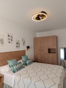 Schlafzimmer mit einem großen Bett und einer Decke in der Unterkunft El Caseton in Costa Calma