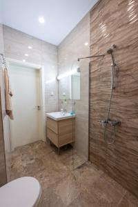 un bagno con doccia, lavandino e WC di Julie Suite Top Center a Sofia