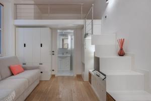 sala de estar blanca con sofá y escalera en Apartments Trieste Centro I Imbriani 12/B, en Trieste