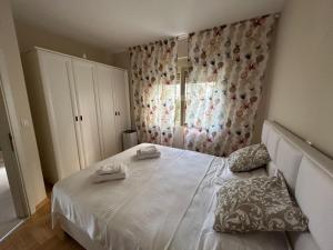 Llit o llits en una habitació de Seafront Soleil apartment
