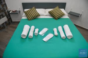 Una cama con toallas y zapatillas. en Di Vaio’s Apartments en Nápoles