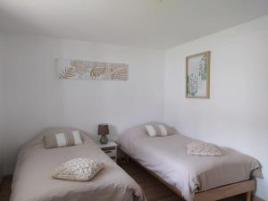 two beds sitting next to each other in a room at T3 - Appartement jardin Wissant 6 personnes in Wissant