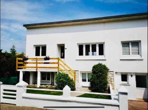 a white building with a fence in front of it at T3 - Appartement jardin Wissant 6 personnes in Wissant