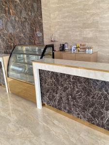a counter in a room with a marble counter top at منتجع ركام للوحدات السكنية in Ad Darb