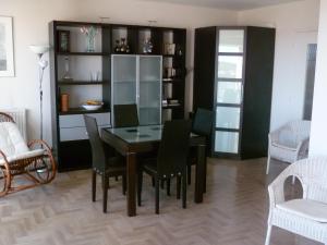 une salle à manger avec une table et des chaises en verre dans l'établissement Hauts de Portissol 50 m2 terrasse 12 m2 Vue mer, à Sanary-sur-Mer
