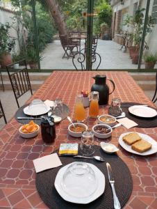 una mesa con platos de comida encima en Gîte Comme une parenthèse en Moissac