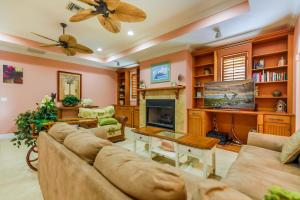un soggiorno con divano e camino di Celebration House Villa a Captiva