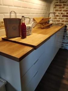 a bottle of soda sitting on a counter in a kitchen at ŽOLIŲ NAMELIS in Antalkiai