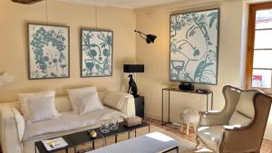 La Dolce Vita في بون: غرفة معيشة مع أريكة وكرسيين