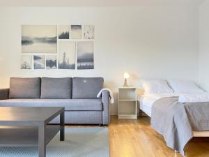 een woonkamer met een bank en een bed bij One Bedroom Apartment In Rdovre, Trnvej 29b, in Rødovre