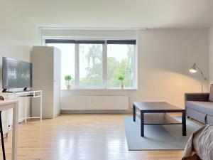 un soggiorno con divano e tavolo di One Bedroom Apartment In Rdovre, Trnvej 29b, a Rødovre