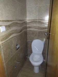 uma casa de banho com um WC e uma cabina de duche. em Maison de fatima em Azrou