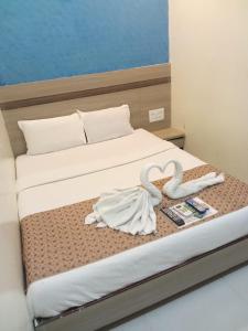 Postel nebo postele na pokoji v ubytování Hotel Golden Arch - NEAR DOMESTIC AIRPORT