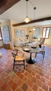 La Dolce Vita في بون: غرفة معيشة مع أرضية من الطوب مع طاولات وكراسي