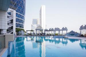 una gran piscina en el centro de una ciudad en DIFC Luxurious Spacious 1-Bed Apt in a Prime Location, en Dubái
