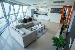 Sala de estar con 2 sofás y mesa en DIFC Luxurious Spacious 1-Bed Apt in a Prime Location, en Dubái