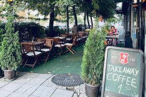 un cartello di fronte a un ristorante con tavoli e sedie di Julie Suite Top Center a Sofia