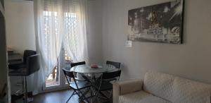 波隆那的住宿－casa ottaviano，客厅配有桌子和沙发