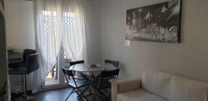 un salon avec une table et un canapé dans l'établissement casa ottaviano, à Bologne