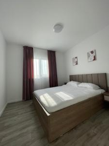 sypialnia z łóżkiem i oknem w obiekcie Comfort & Luxury Apartaments PNMresidence w mieście Timişoara