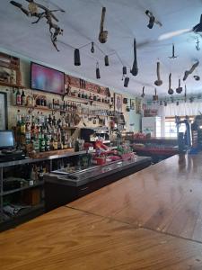 a bar in a restaurant with a counter with alcohol at Hotel El Sombrerito in Vilaflor
