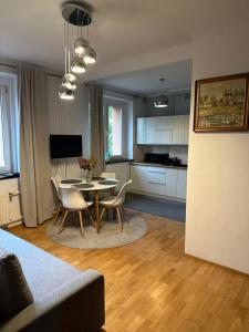 uma cozinha e sala de estar com mesa e cadeiras em Dobra 19 em Katowice