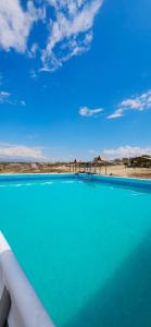 una gran piscina de agua con un cielo azul en Mana Star Lounge Hotel, en Villavieja
