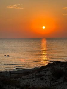 due persone che nuotano nell'oceano al tramonto di Waterfront Gallipoli 150 mt dal mare a Gallipoli