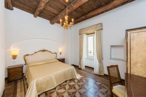 a bedroom with a bed and a window at Relais San Giacomo in Maiori