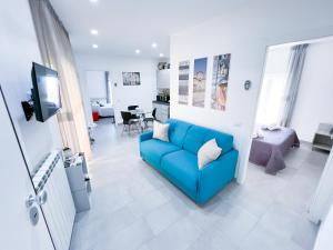 ein Wohnzimmer mit einem blauen Sofa in einem Zimmer in der Unterkunft Appartamento al centro storico in Caltagirone