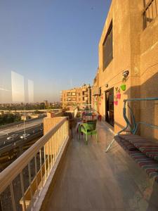 - Balcón de un edificio con vistas a la ciudad en GEM & Pyramids Entire Apartment, en El Cairo