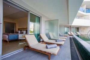 ein Zimmer mit Stühlen, einem Pool und einem Schlafzimmer in der Unterkunft Selene Beach & Spa Hotel - Adult Only - Ultra All Inclusive in Avsallar