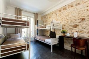 1 Schlafzimmer mit 2 Etagenbetten und einem Schreibtisch in der Unterkunft Dormitory Pension Sofas Bunk Bed Rooms in Homestay Apartment in Antalya