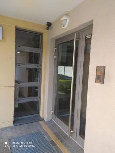 an entrance to a building with sliding glass doors at Apartament Parkowy 24h in Łomża