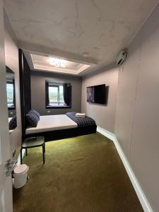 een kamer met een bed en een stoel. bij Lucid Magic Dream in Limerick