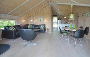 - un salon avec un canapé, une table et des chaises dans l'établissement Pet Friendly Home In Vestervig With Kitchen, à Vestervig