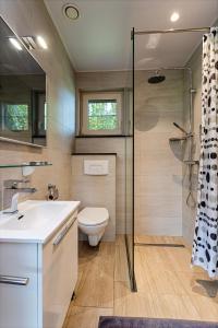 a bathroom with a toilet and a glass shower at Casa Marit in Westouter